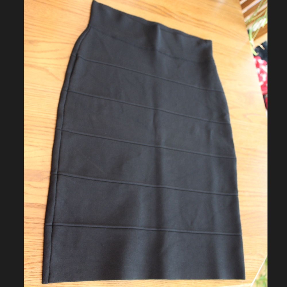 BCBGMAXAZRIA Stretch Skirt Sz Medium